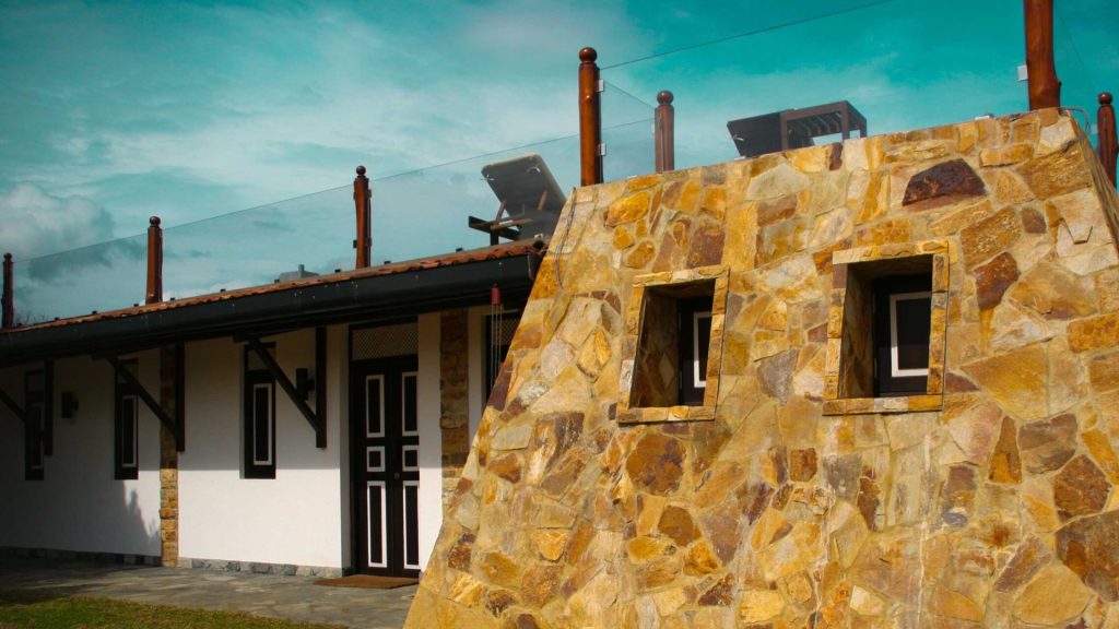 Steinmauer und Eingang des Infinity Pools in Kirinda, Sri Lanka