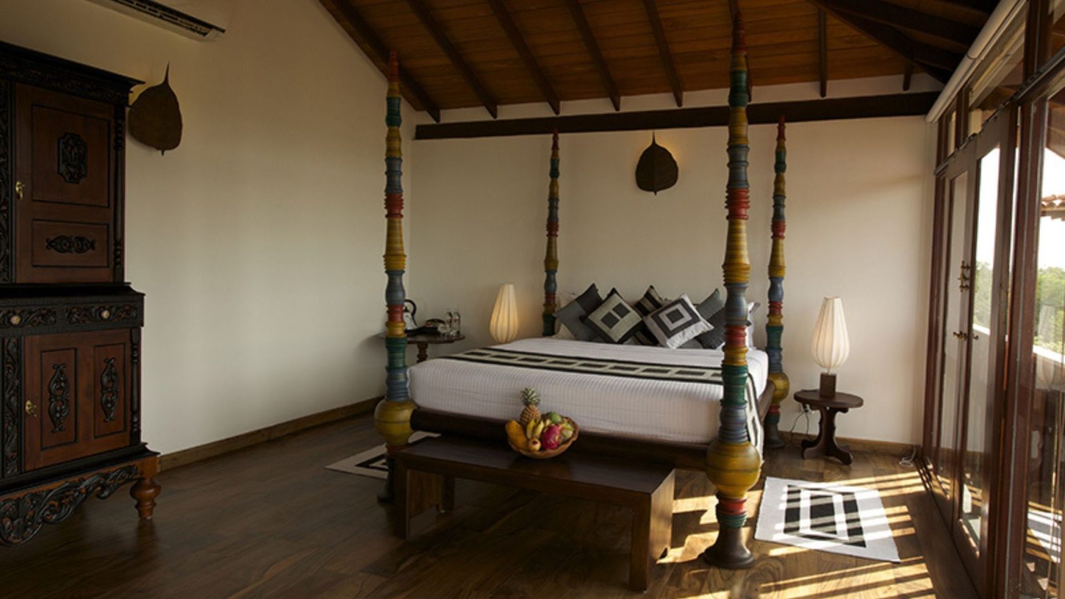Suite im Thaulle Ayurveda Resort in Sri Lanka mit separatem Wohn- und Schlafbereich