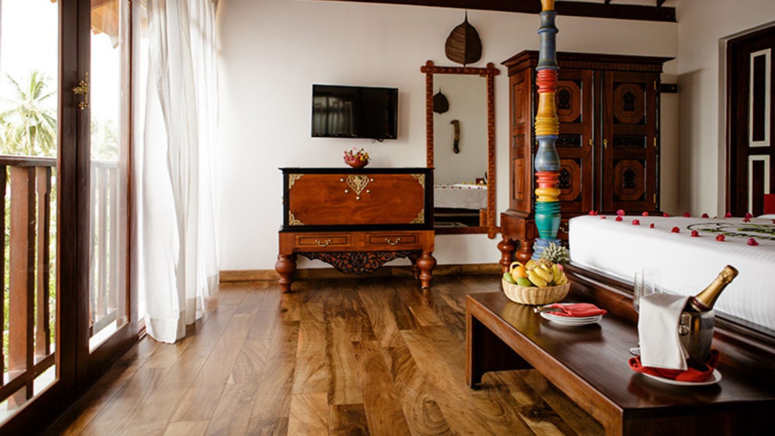 Suite im Thaulle Ayurveda Resort in Sri Lanka mit separatem Wohn- und Schlafbereich