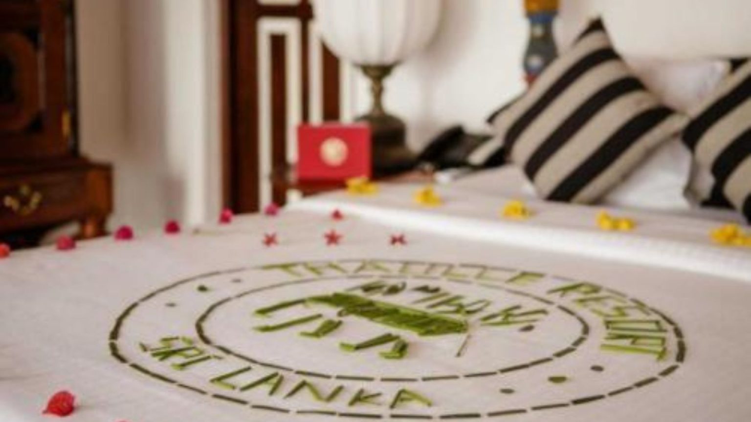 Suite im Thaulle Ayurveda Resort in Sri Lanka mit separatem Wohn- und Schlafbereich