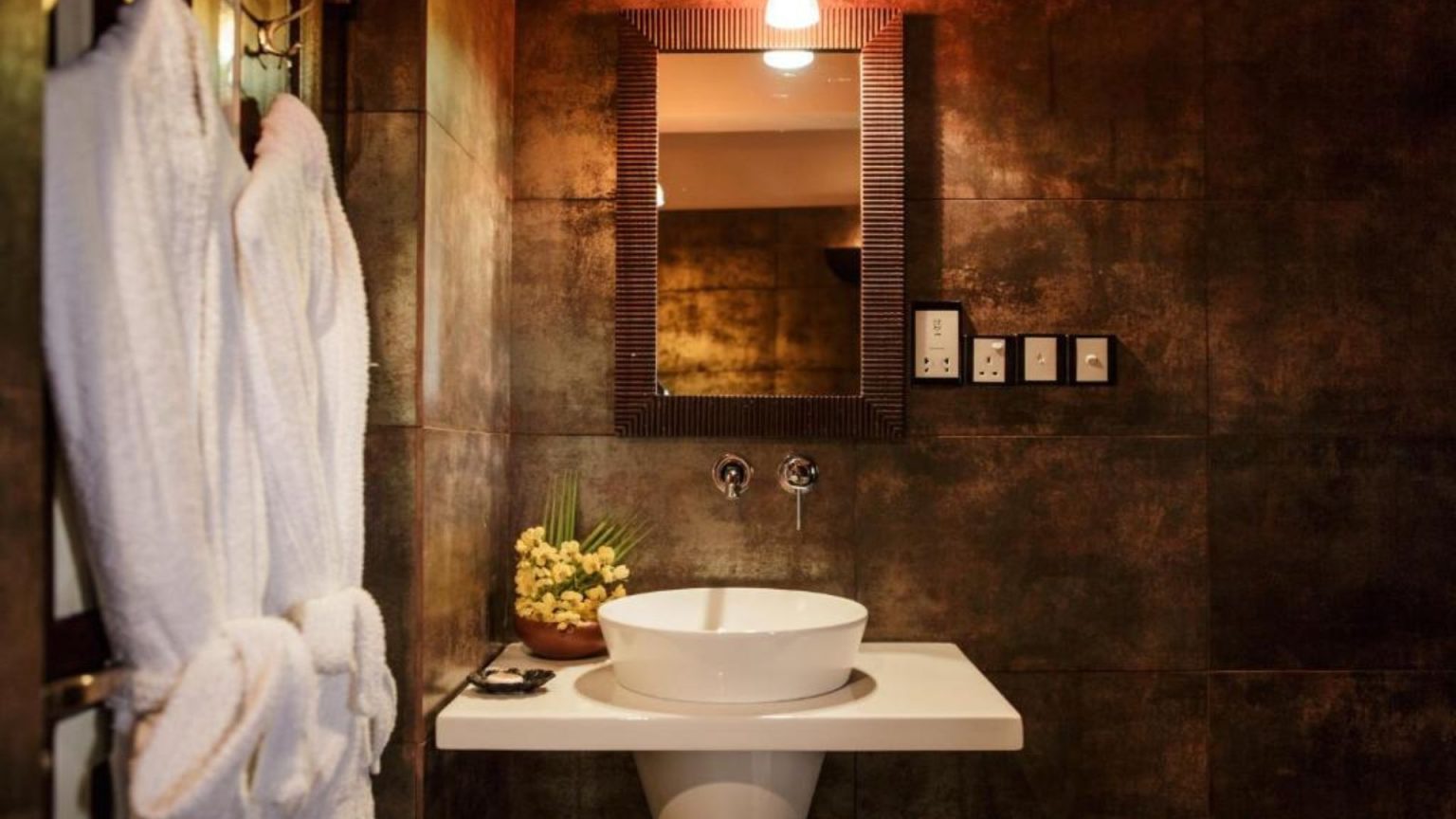 Suite im Thaulle Ayurveda Resort in Sri Lanka mit separatem Wohn- und Schlafbereich