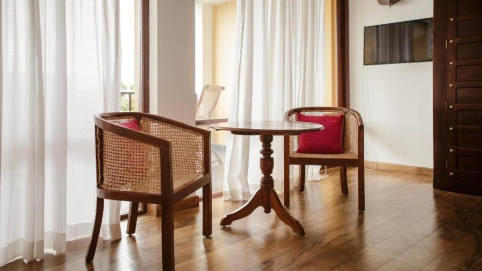 Superior Zimmer im Thaulle Ayurveda Resort mit Balkon und Blick ins Gruene