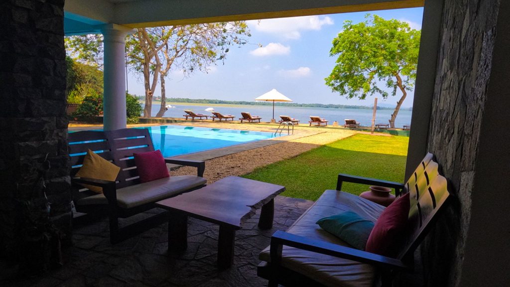 Thaulle Pool mit entspannter Atmosphäre und Blick ins Grüne