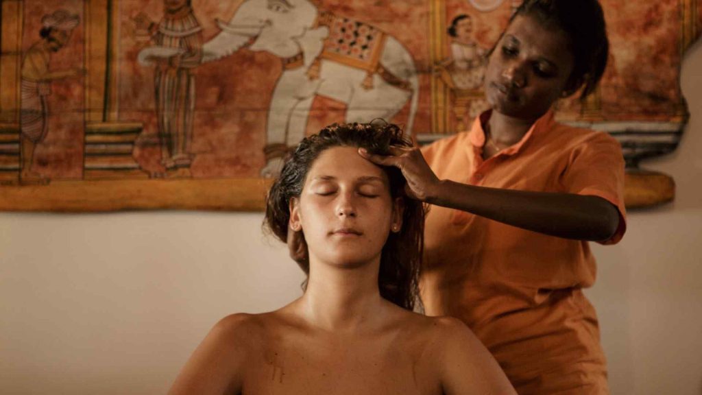 Therapeuten-Team des Thaulle Resorts bei einer Ayurveda-Ölbehandlung