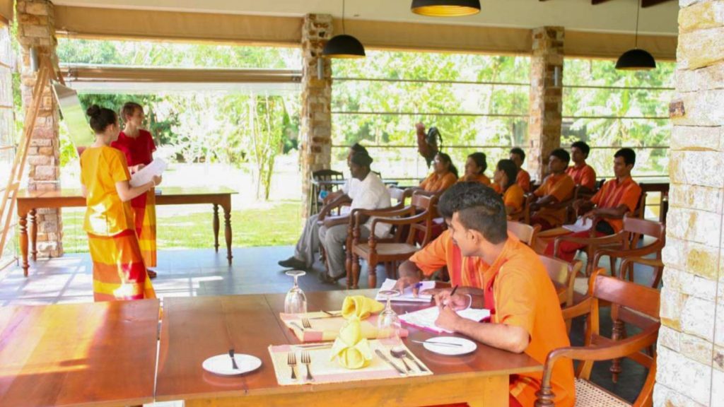 Therapeuten des Thaulle Resorts bei einer Schulung zu ayurvedischen Kräuteranwendungen