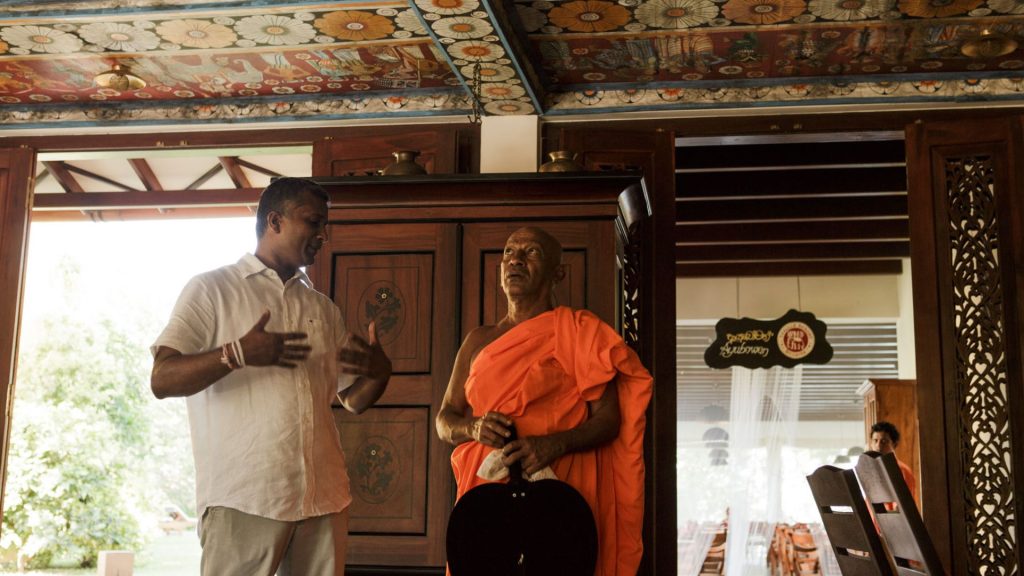 Thilak Wettimuni mit einem Mönch zur Einweihung des Thaulle Resorts am Yoda Lake