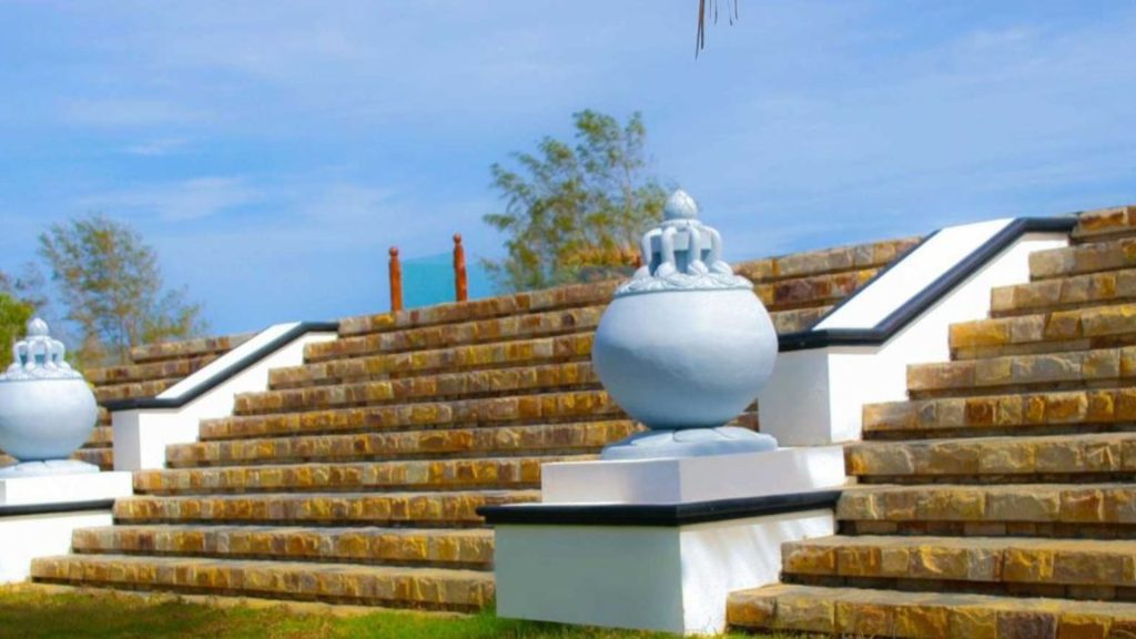 Treppe mit weißen Stupa-Elementen am Kirinda-Tempel oberhalb des Strandes, Sri Lanka