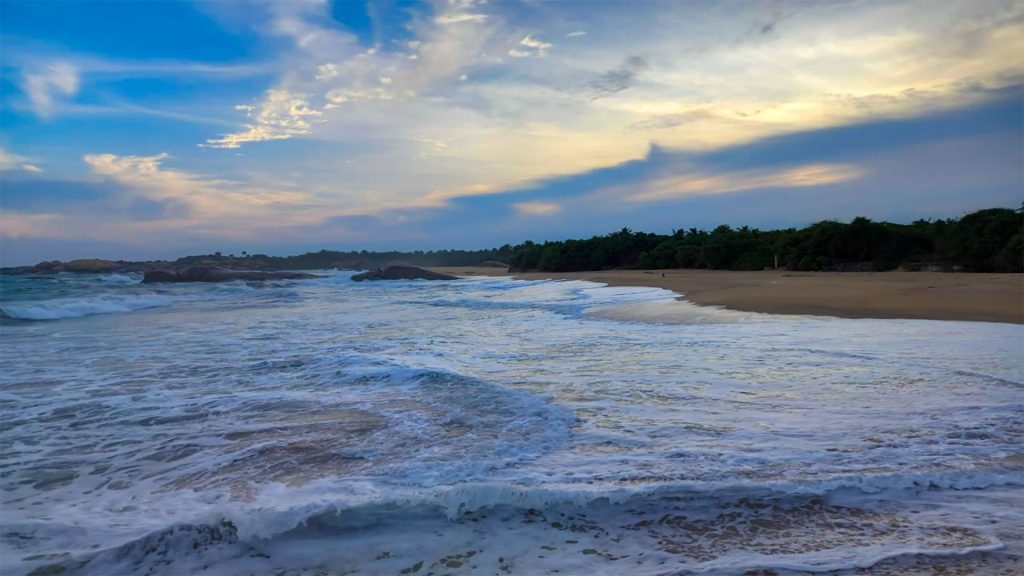 Wildes Kirinda Beach mit kostenlosen Shuttle Service fuer Paare im Thaulle Resort