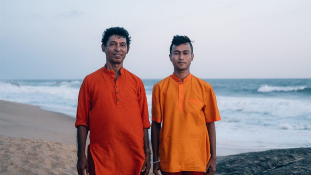 Yoga-Lehrer des Thaulle Resorts bei einer morgendlichen Yoga-Einheit am Yoda Lake