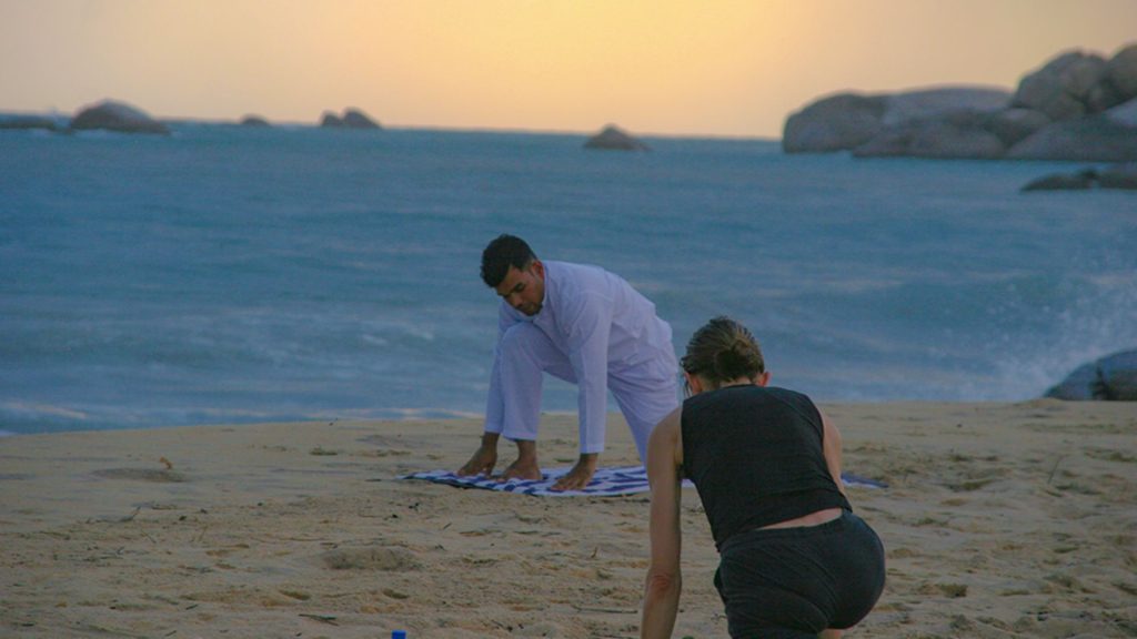 Yoga-Team des Thaulle Resorts bei einer Atemübung mit Gästen am See