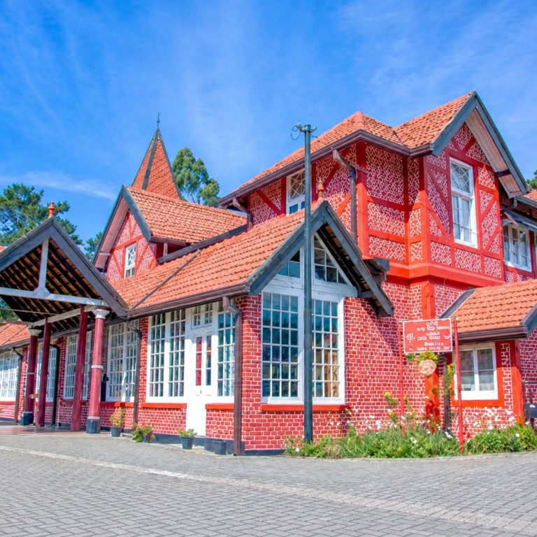 Historisches rotes Kolonialgebäude in Nuwara Eliya, auch bekannt als Little England in Sri Lanka