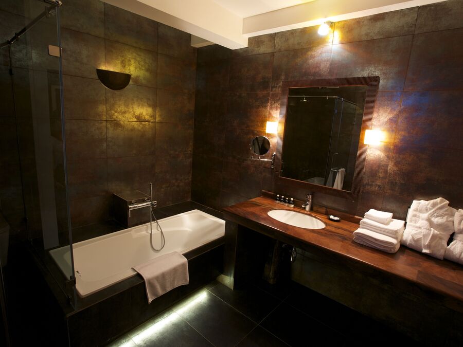 Badezimmer im Classic-Deluxe mit freistehender Wanne und Waschtisch