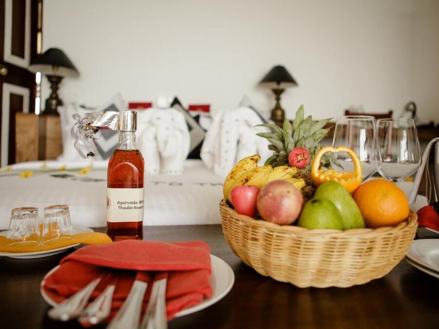 Willkommensgruß mit frischem Obst und Getränken im Zimmer
