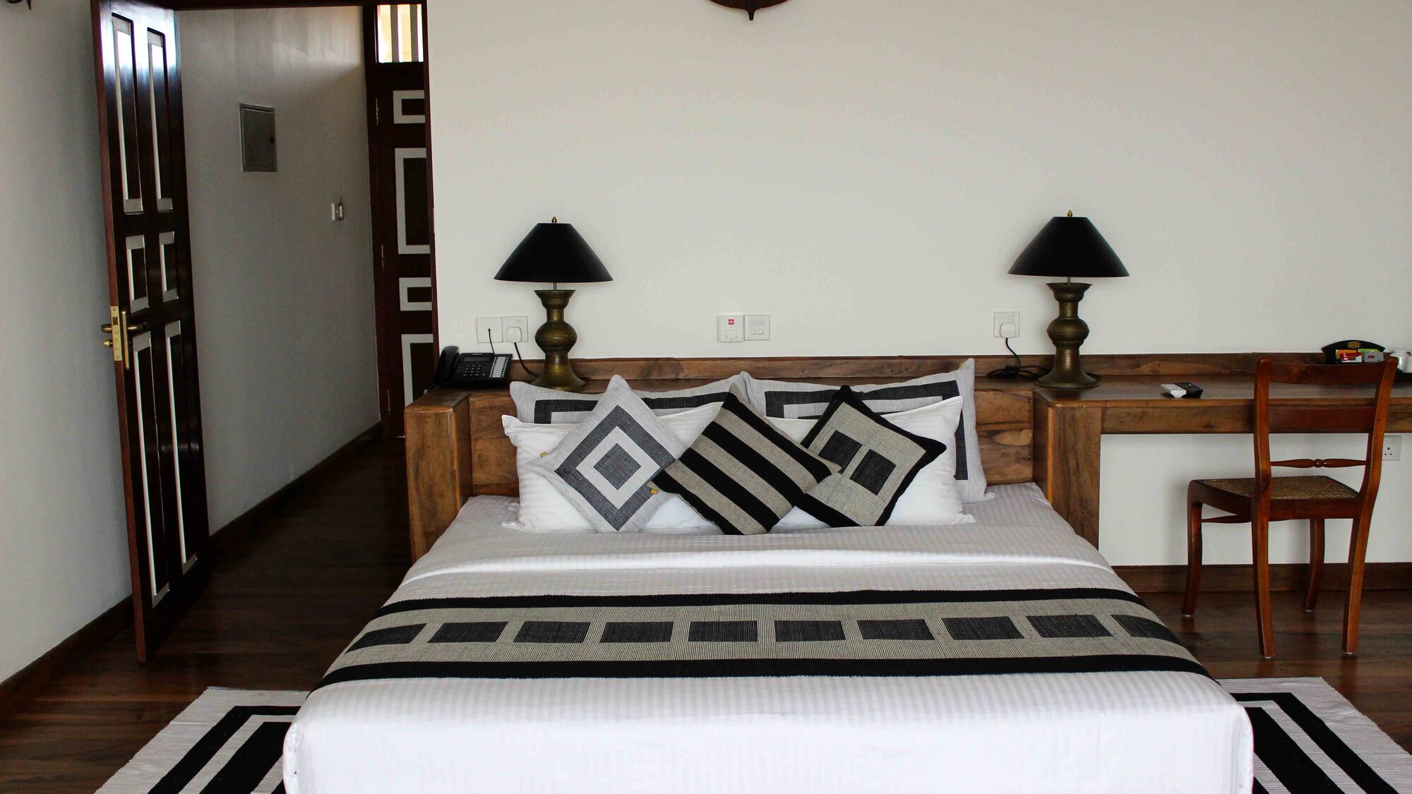 Classic-Deluxe-Zimmer mit Kingsize-Bett, elegantem Dekor und Sitzbereich