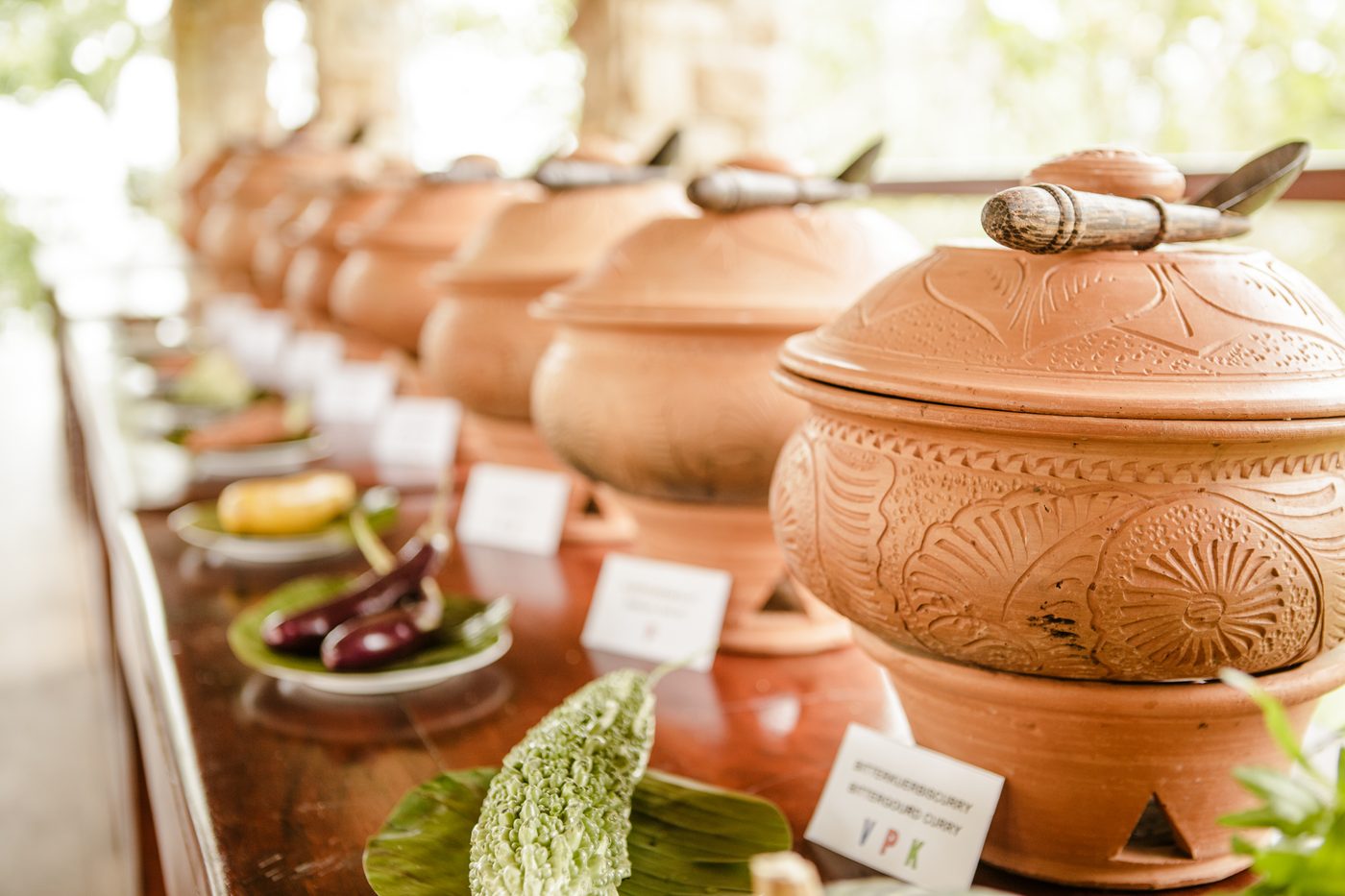 Traditionelle Ayurveda-Küche in Tongefäßen