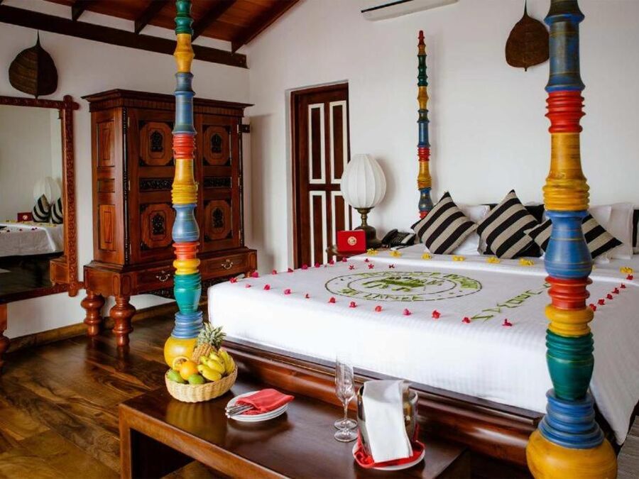 Junior Suite mit kunstvollem Himmelbett und farbenfrohen singhalesischen Details