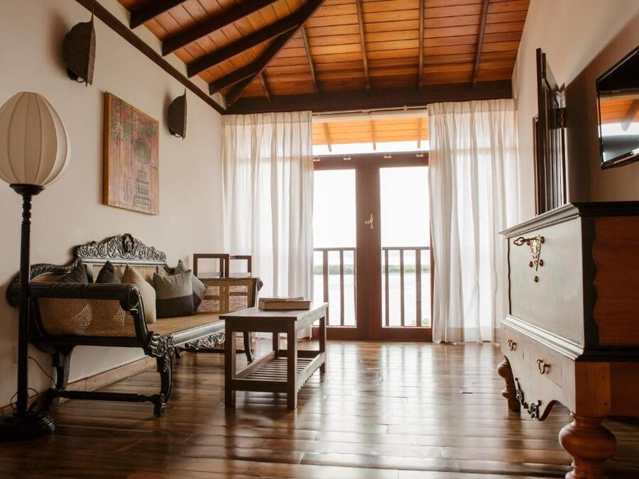 Wohnbereich der Junior Suite mit Sitzecke und Balkonzugang