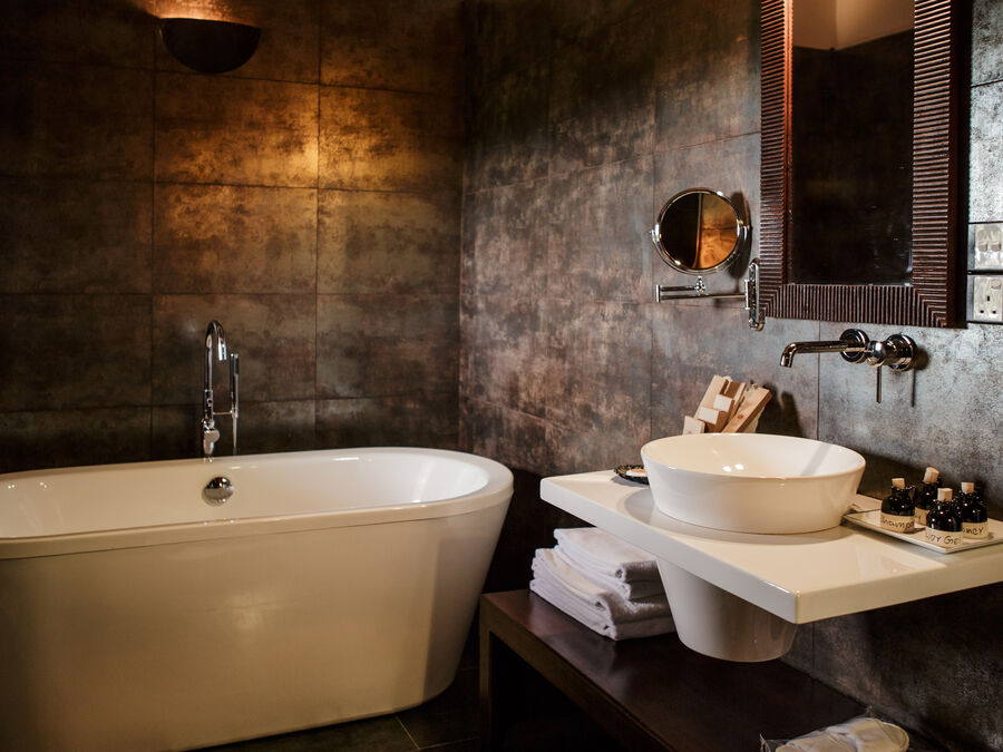 Freistehende Badewanne und Waschtisch in der Junior Suite