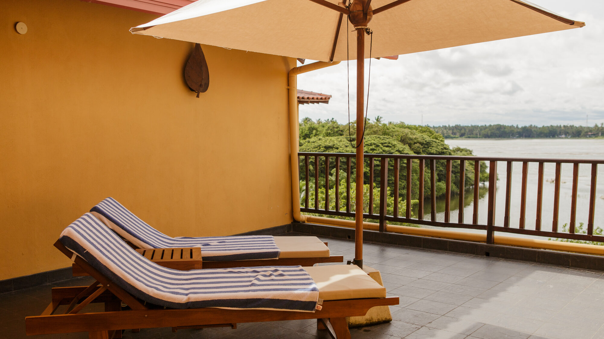 Thaulle Junior Suite mit Balkon, Sonnenliegen und Blick auf den Yoda-See