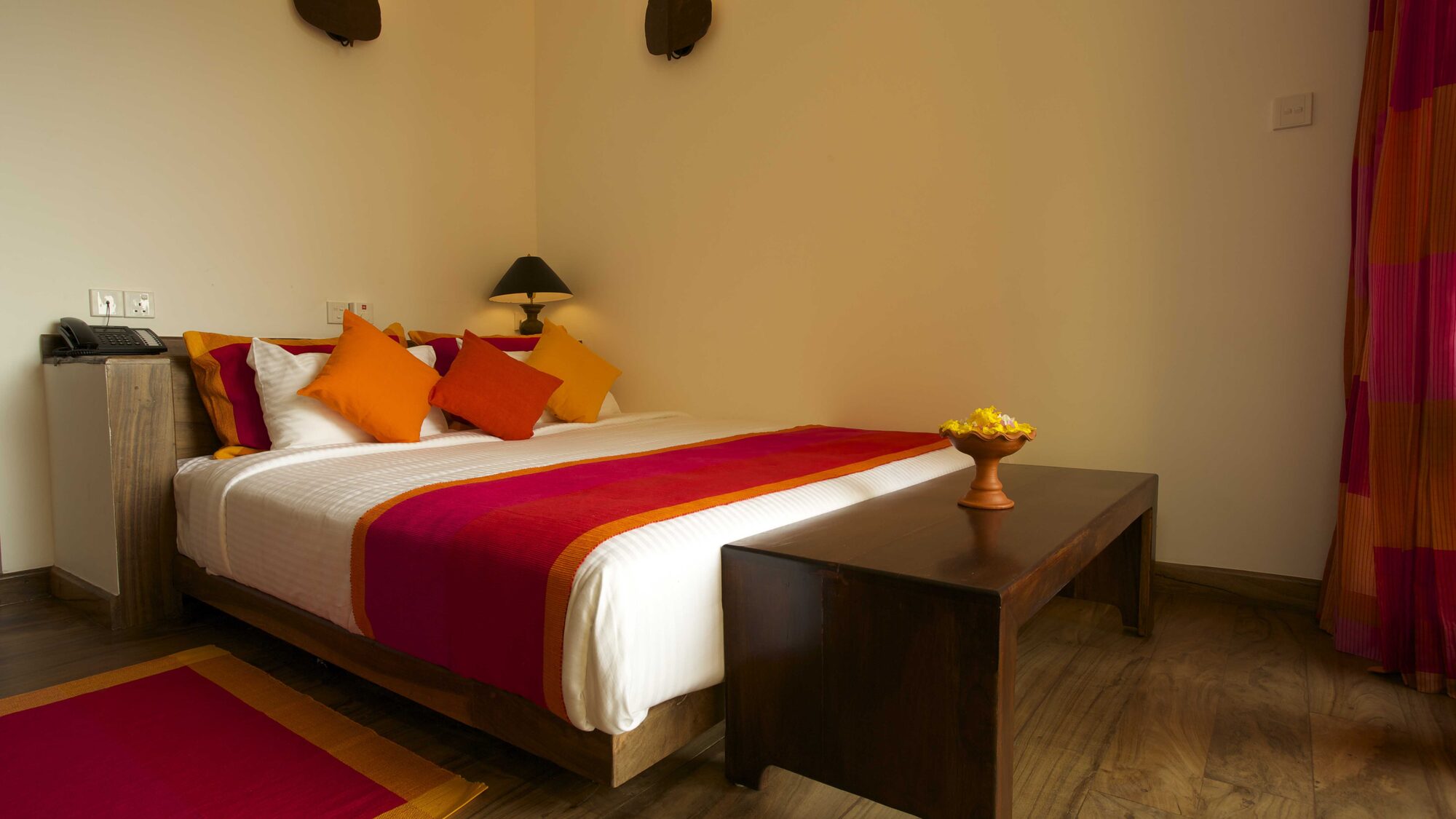 Standard Single im Thaulle Resort mit Queensize-Bett, warmen Holztönen und Tageslicht