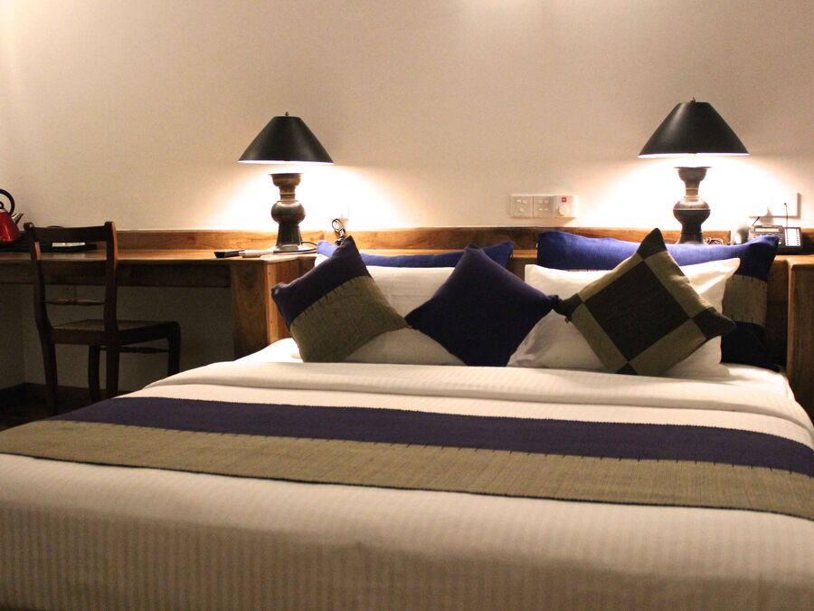 Superior-Zimmer mit Bett, Nachttischlampen und Sitzbereich