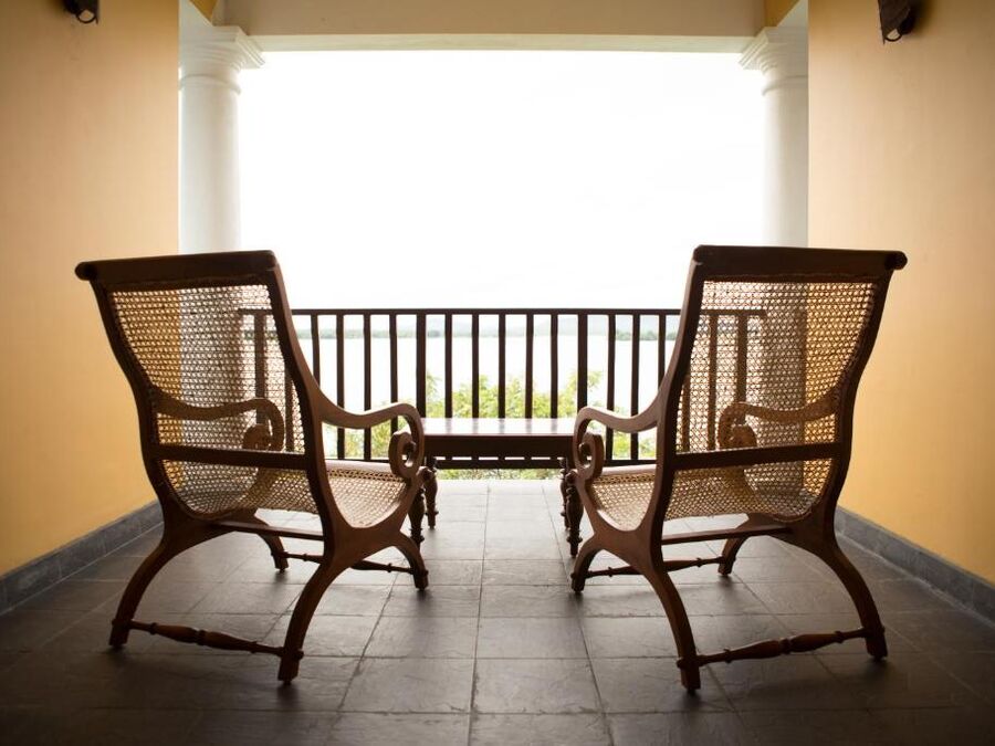 Zwei Sessel auf dem Balkon des Superior-Zimmers mit Naturblick