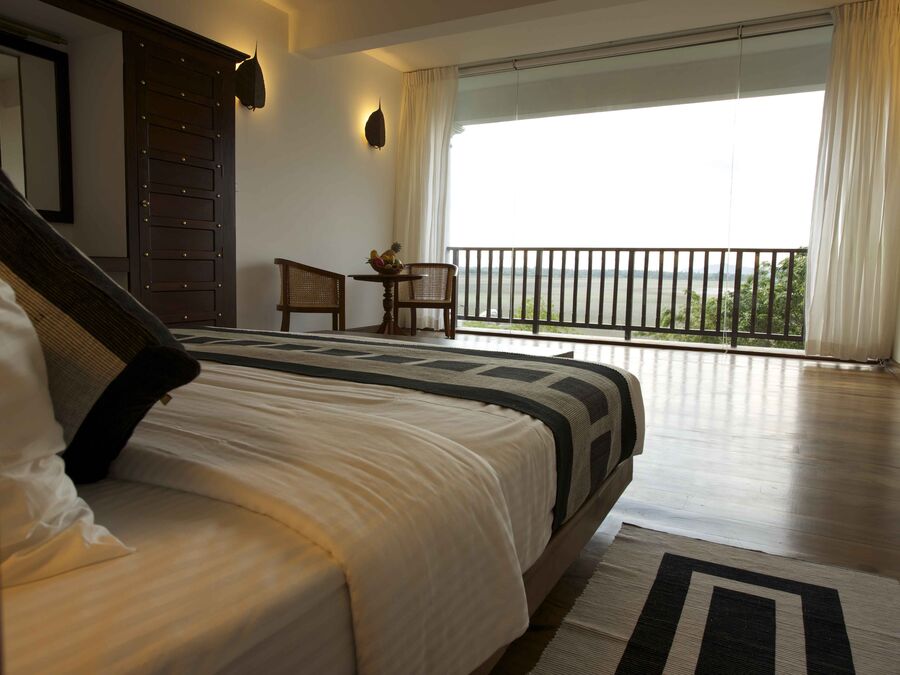 Superior-Zimmer mit Bett und weitem Blick durch die Fensterfront