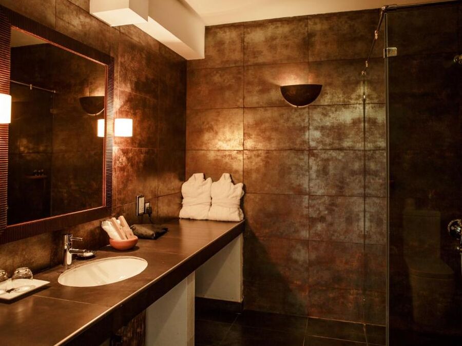 Badezimmer im Superior-Zimmer mit Waschtisch und Spiegel
