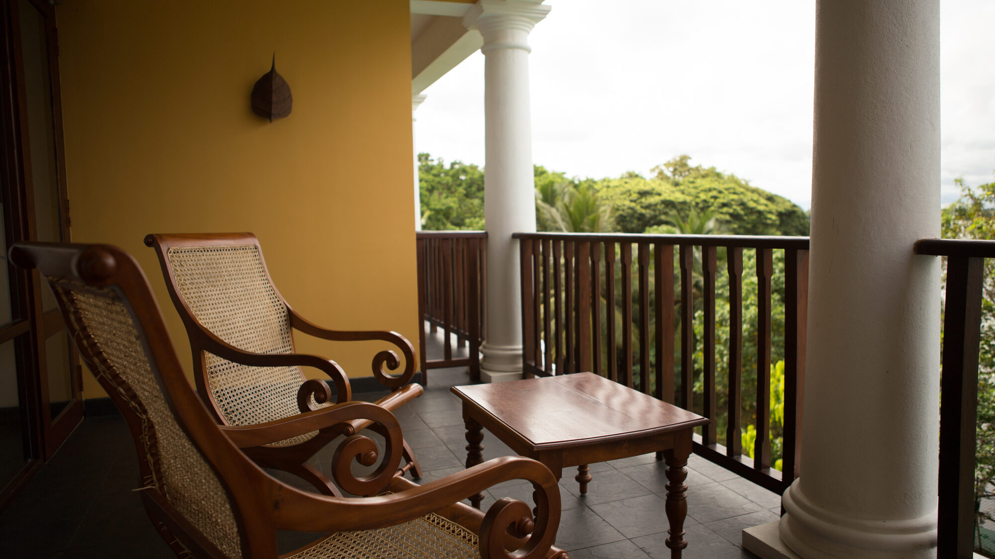 Superior Room mit privatem Balkon und Blick ins tropische Grün