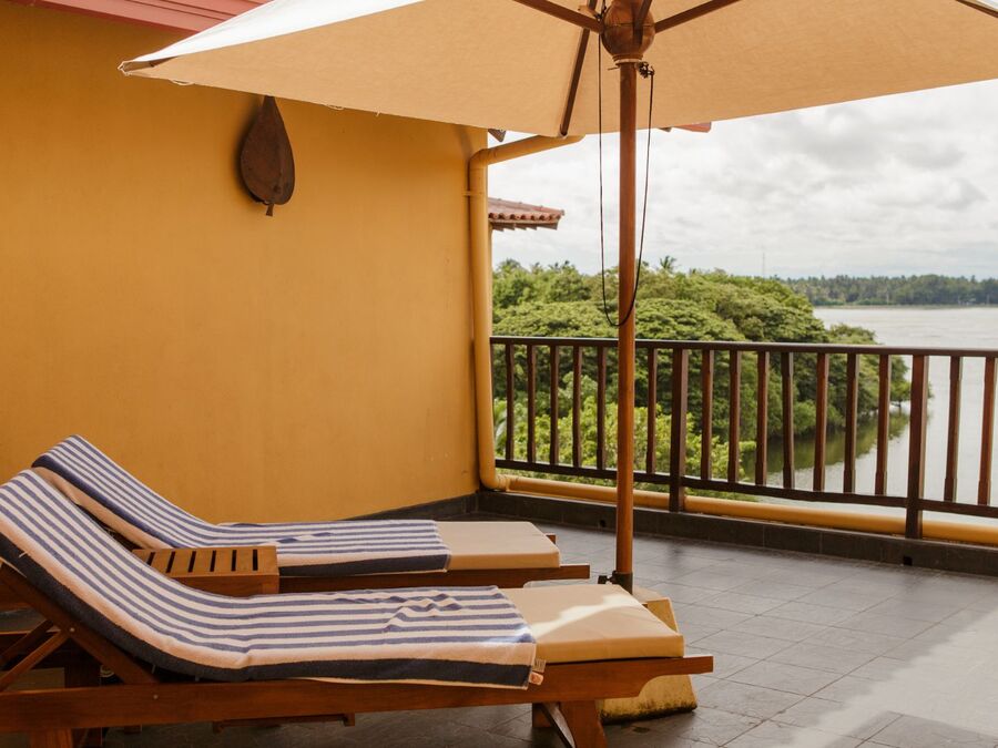 Balkon der Thaulle Suite mit Sonnenliegen und Panoramablick