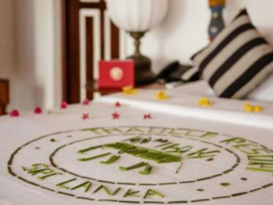 Bett der Thaulle Suite mit Blütendekor und Willkommensgruß