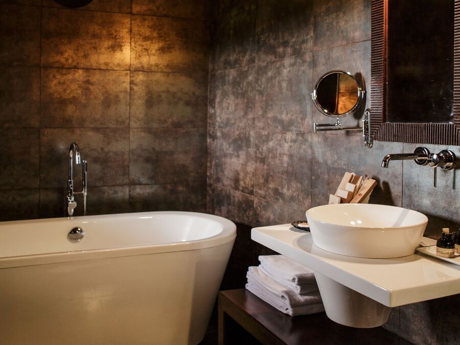 Badezimmer der Thaulle Suite mit freistehender Wanne