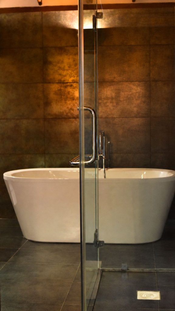 Freistehende Badewanne im Badezimmer der Junior Suite