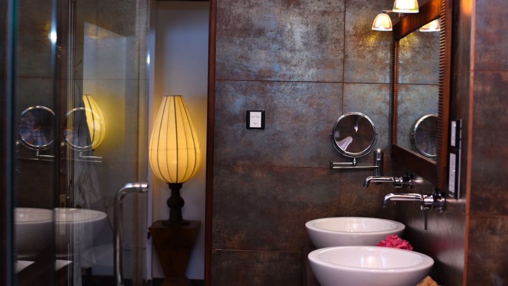Badezimmer der Junior Suite mit Doppelwaschtisch