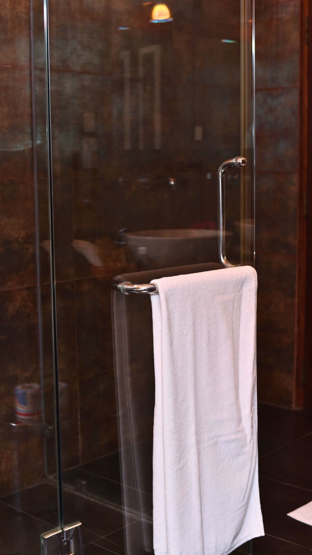 Badezimmer der Junior Suite mit begehbarer Glasdusche
