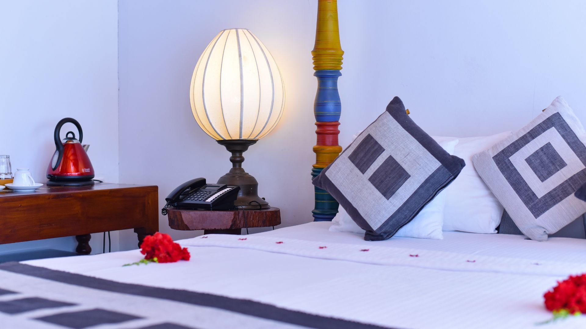 Bett mit Nachttisch und Teestation in der Junior Suite