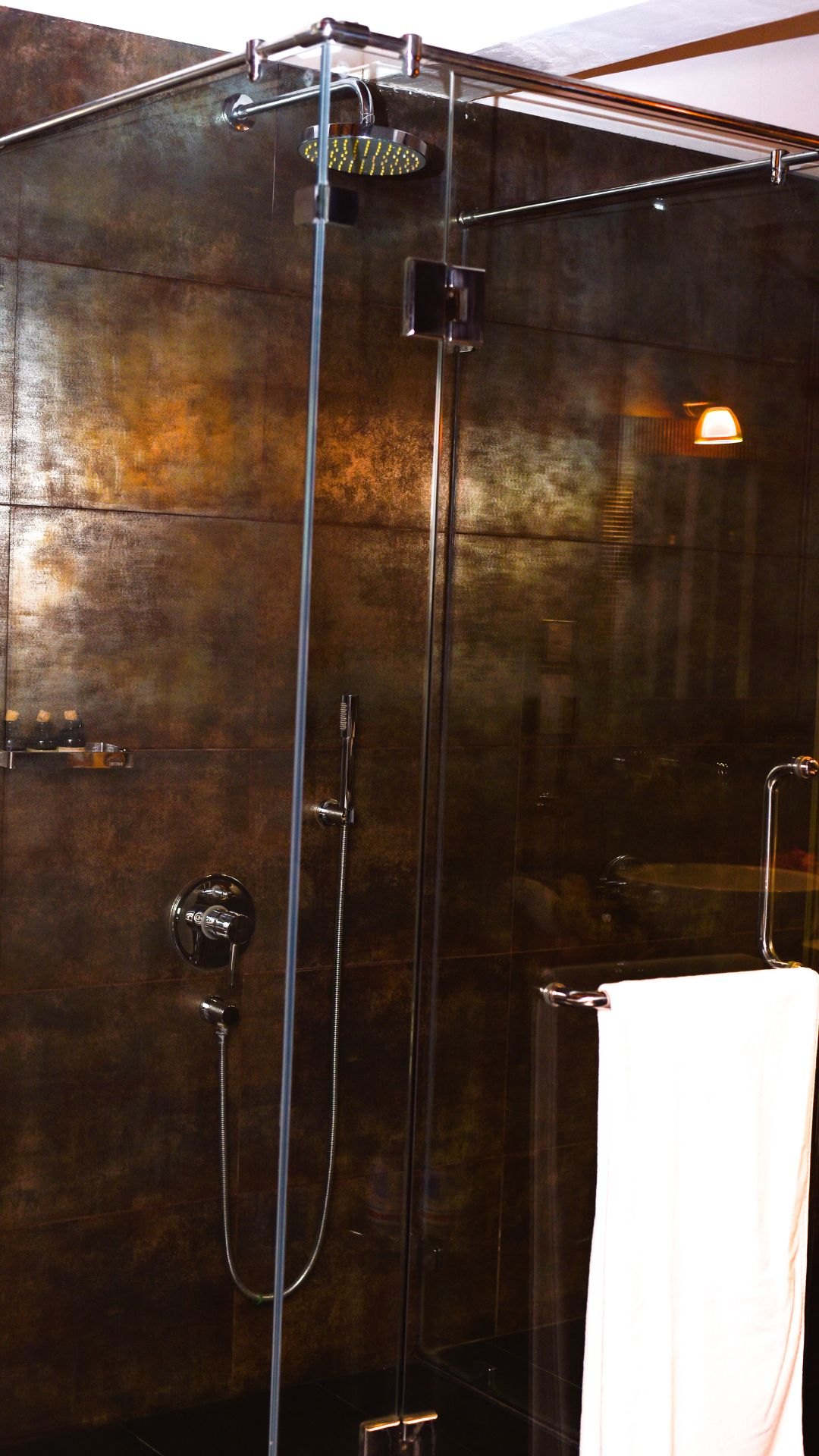 Regendusche im Badezimmer der Junior Suite