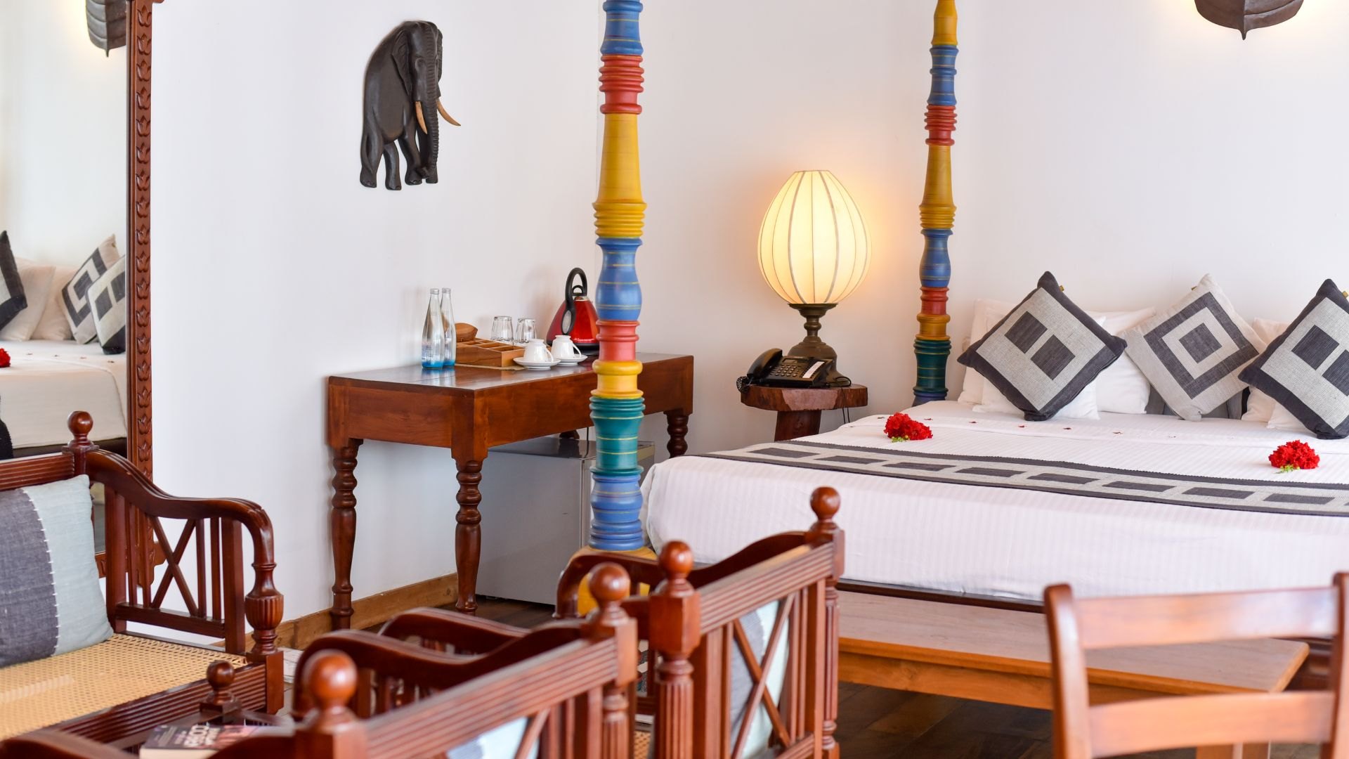 Helles Schlafzimmer der Junior Suite mit Himmelbett, Thaulle Ayurveda Resort
