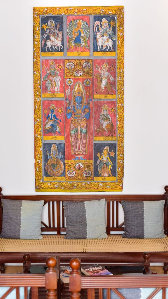 Traditionelle srilankische Wandkunst und Sitzbank in der Junior Suite