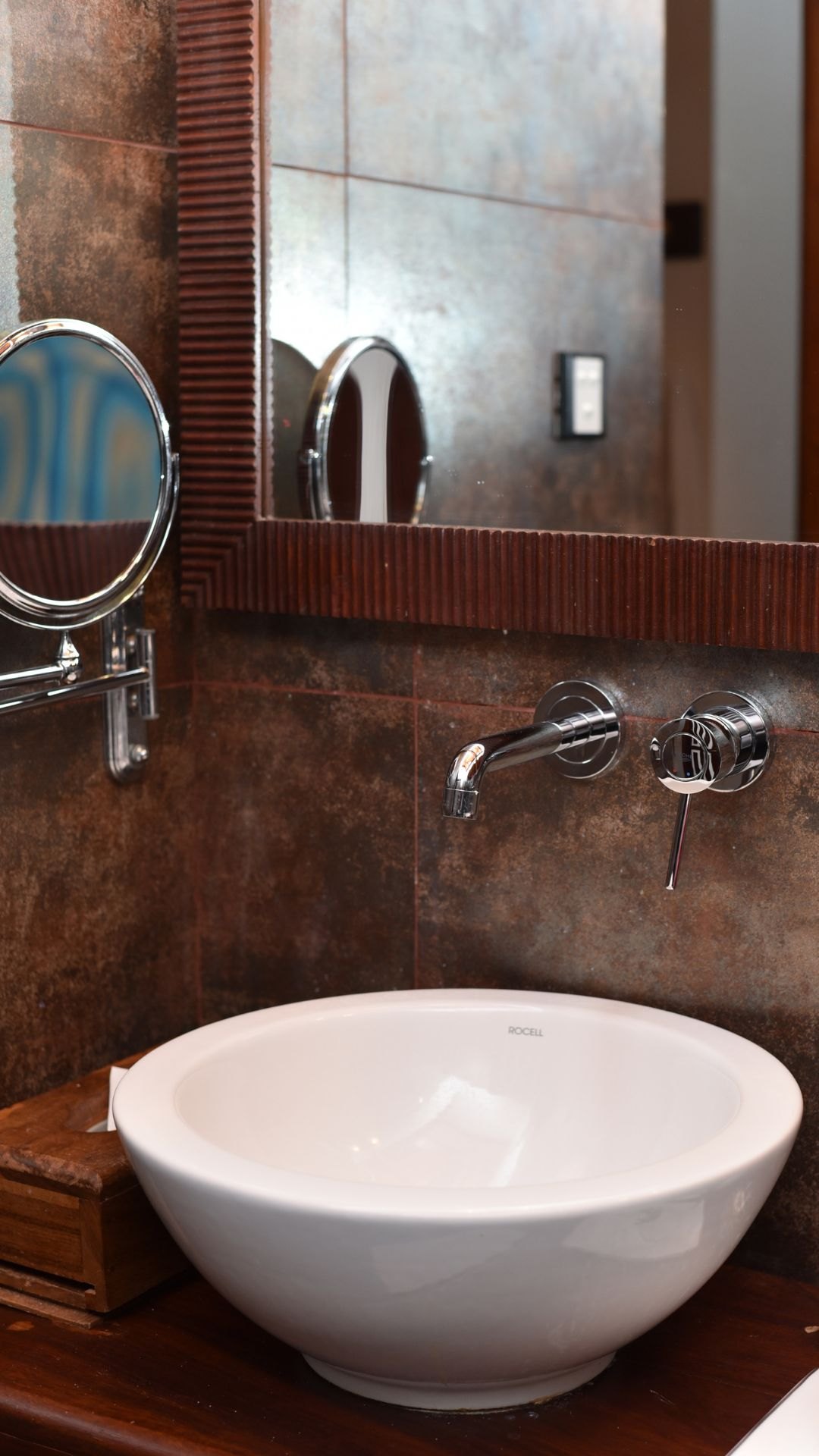Waschbecken und Spiegel im Badezimmer der Junior Suite