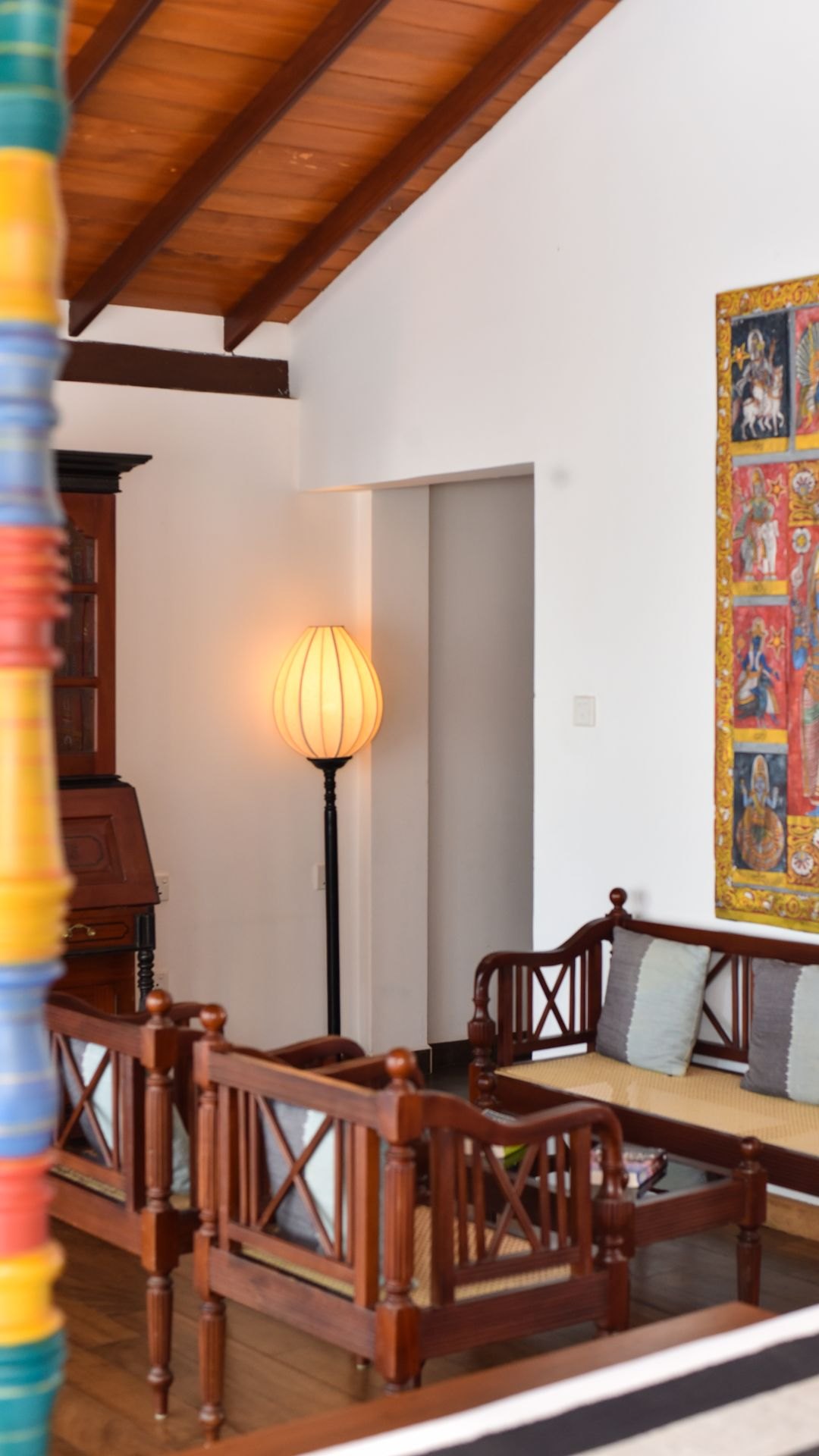 Wohnbereich der Junior Suite mit srilankischer Handarbeit und Sitzecke